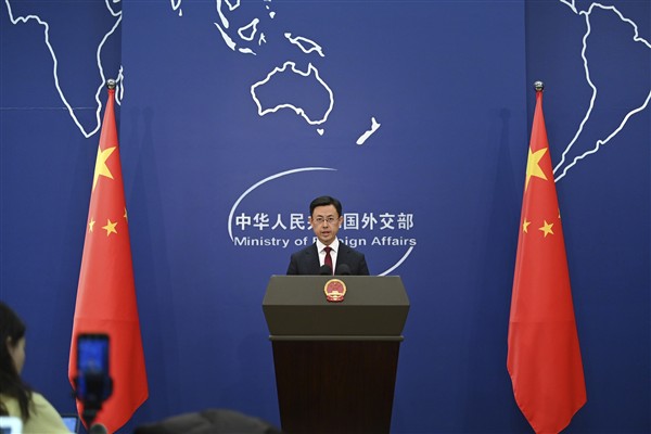 Çin’den Filipinler’e uyarı: Kurtları eve getirmek kendini yakmaktır