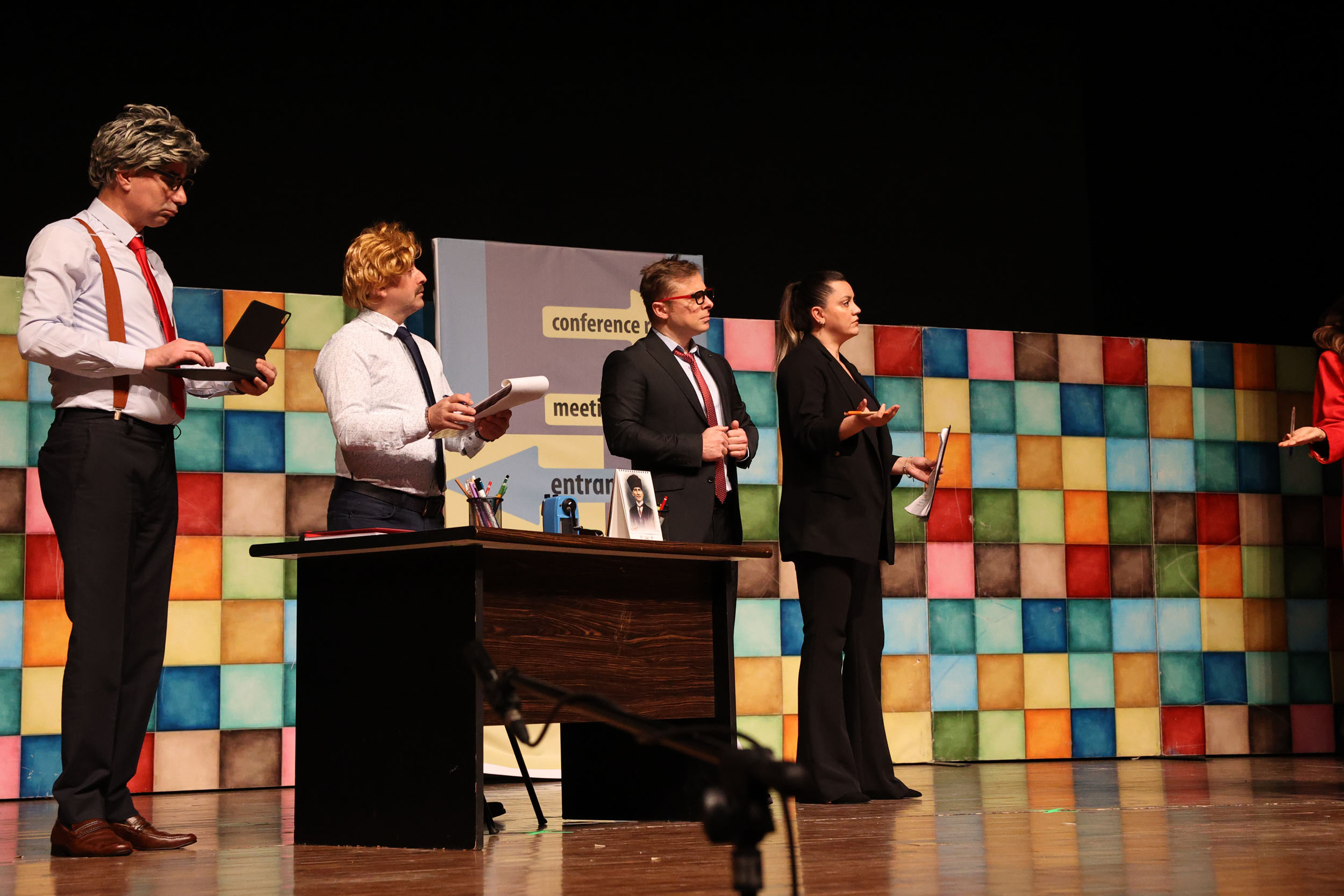 “Bize Gülmek Lazım” oyunu izleyicisiyle buluştu