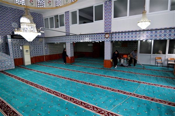 Bornova’da camiler temizlendi
