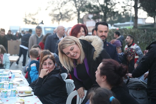 İzmit Belediye Başkanı Hürriyet, halk iftarında vatandaşlarla bir araya geldi