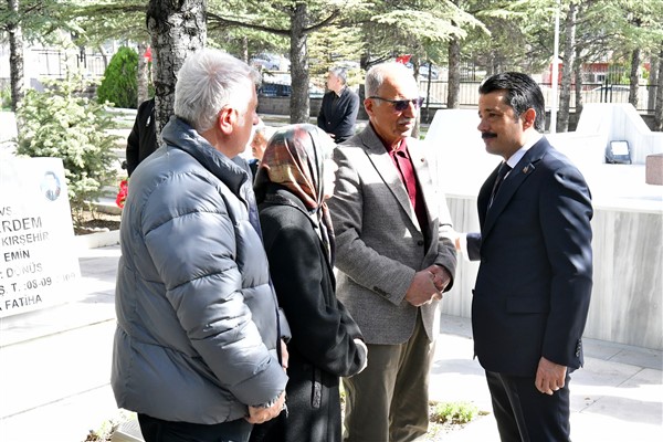 Kırşehir Valisi Demiryürek, şehitlik ve Jandarma-Polis Uygulama Noktasını ziyaret etti