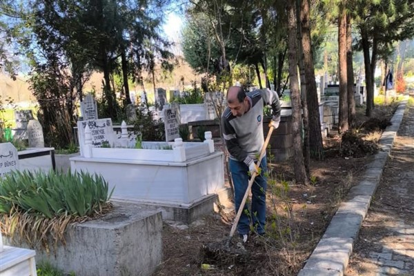 Silvan Belediyesi’nden bayram öncesi mezarlık temizliği