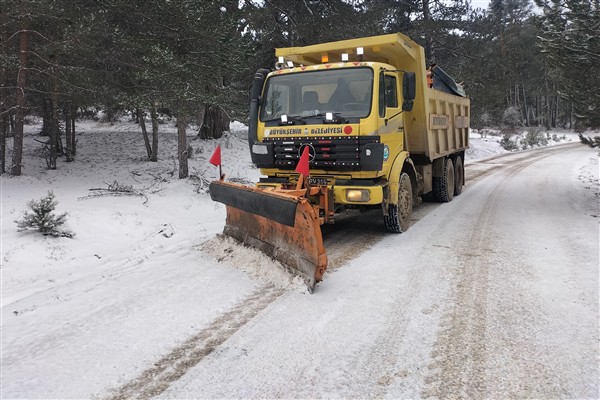 Eskişehir Büyükşehir Belediyesi ekiplerinden karla mücadele çalışmaları