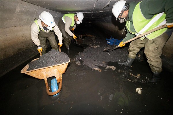 İzmir’de sinek oluşumunu engellemek amacıyla temizlik çalışmaları sürdürülüyor