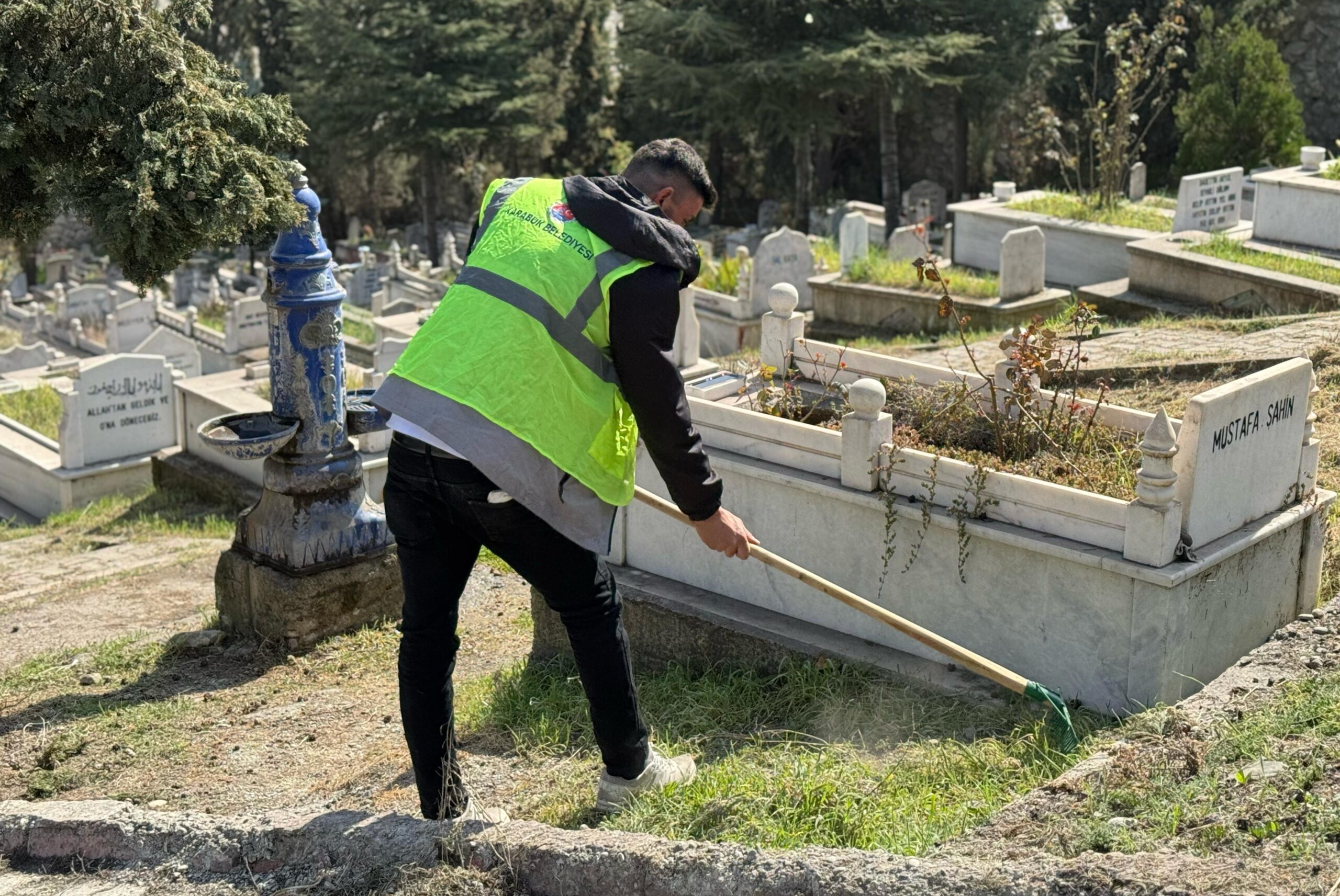 Karabük Belediyesi Ramazan bayramı öncesi mezarlıklarda temizlik çalışmalarına başladı