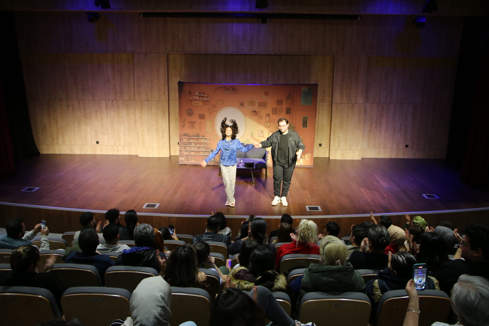 “Benimle Çıkar Mısın?” tiyatro oyunu Kartal’da sahnelendi