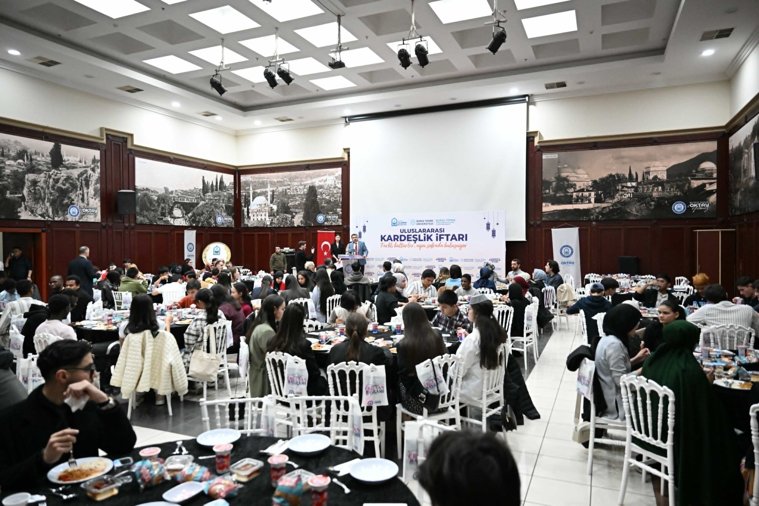 Yıldırım Belediyesi, uluslararası öğrencileri iftarda buluşturdu
