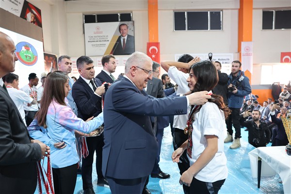 Bakan Güler, Yüksekova Kadın Futbol Takımı için düzenlenen törene katıldı