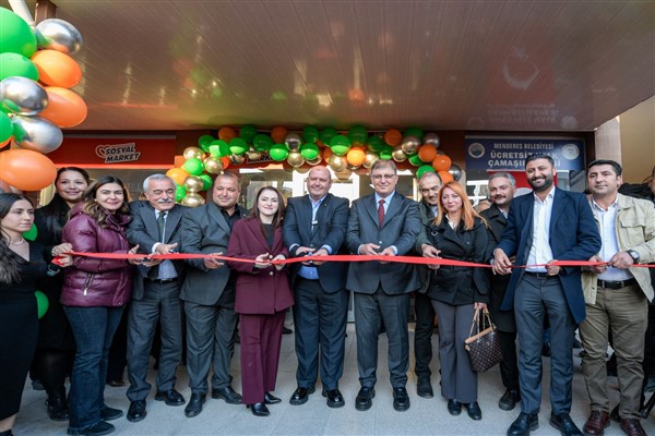 Başkan Tugay Menderes’te sosyal market açılışına ve iftara katıldı