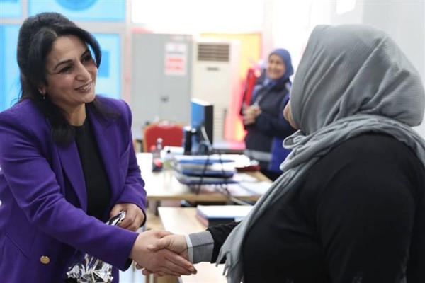 Iğdır Belediyesi’nden kadınlara hediye takdimi