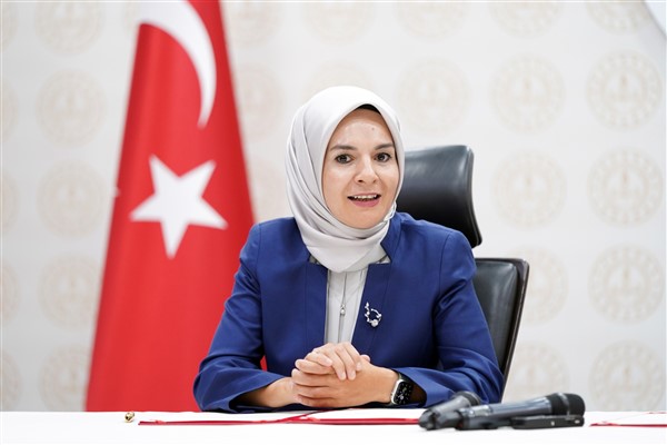 Bakan Göktaş, Kırşehir’de 56 yıllık evli çiftin evine konuk oldu