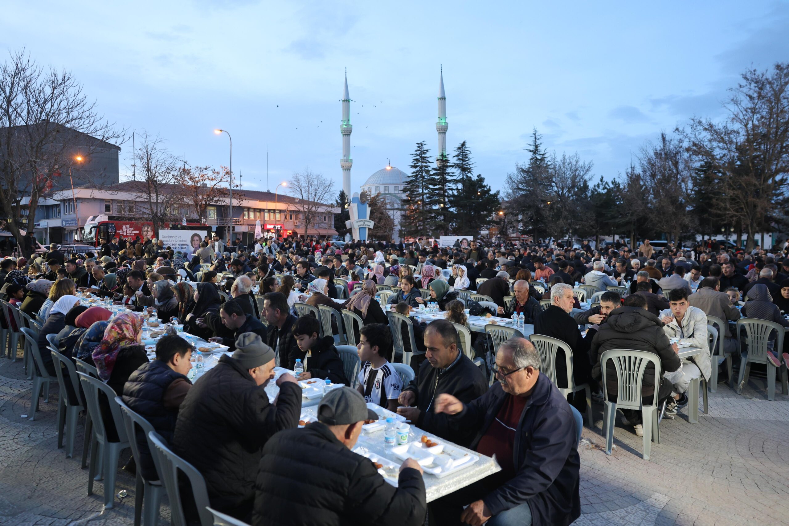 Eskişehir Büyükşehir Belediyesi, Alpulu’da iftar sofrası kurdu