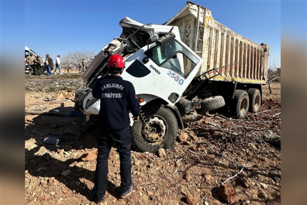 Şanlıurfa’da hafriyat kamyonu kaza yaptı: 2 yaralı