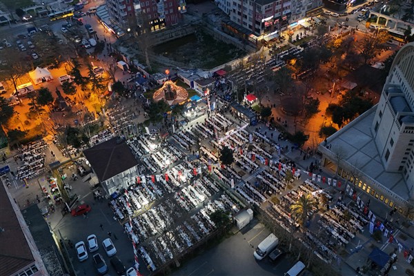 Avcılar’da Kadir Gecesi’nde büyük iftar sofraları kuruldu