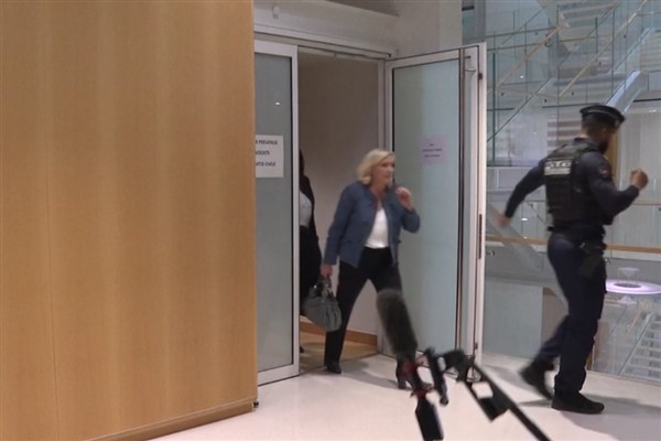 Le Pen ve sekiz milletvekili suçlu bulundu, Le Pen siyasetten yasaklandı