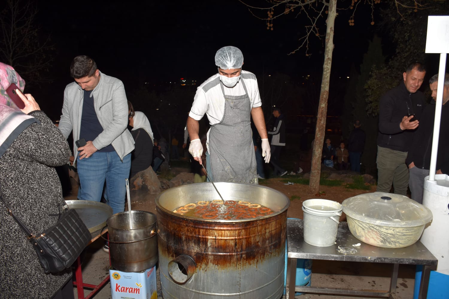 Diyarbakır Büyükşehir Belediyesi, birçok caminin önünde yurttaşlara tatlı ikram etti