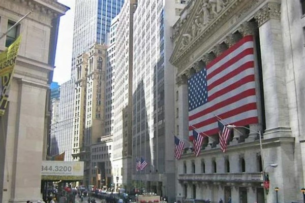 Dow Jones 900 puan düştü, Nasdaq 2022’den bu yana en kötü gününü yaşadı