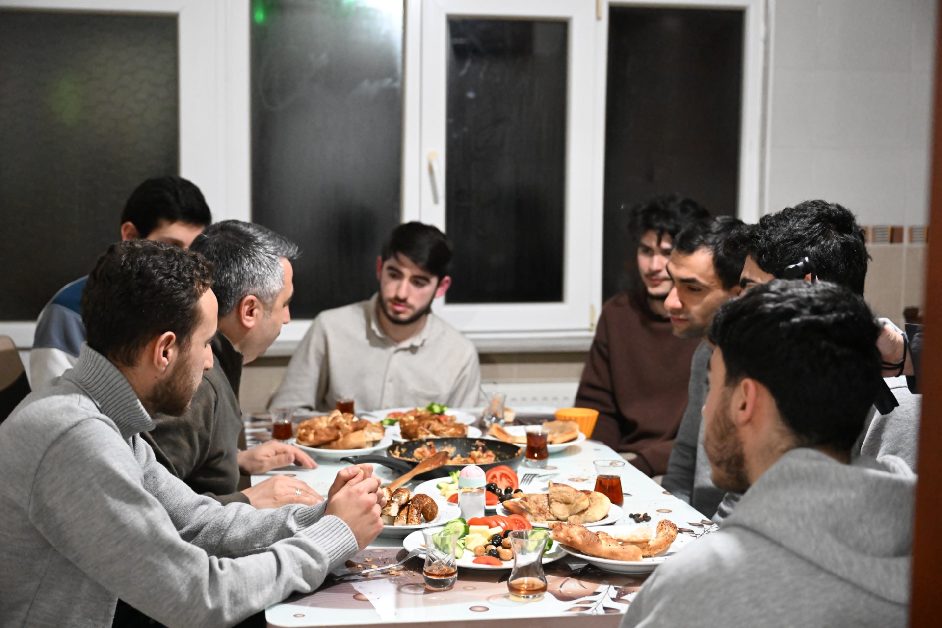 Başkan Yılmaz, sahuru gençlerle yaptı