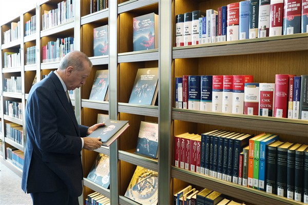 Cumhurbaşkanı Erdoğan, AK Kütüphane’yi ziyaret etti