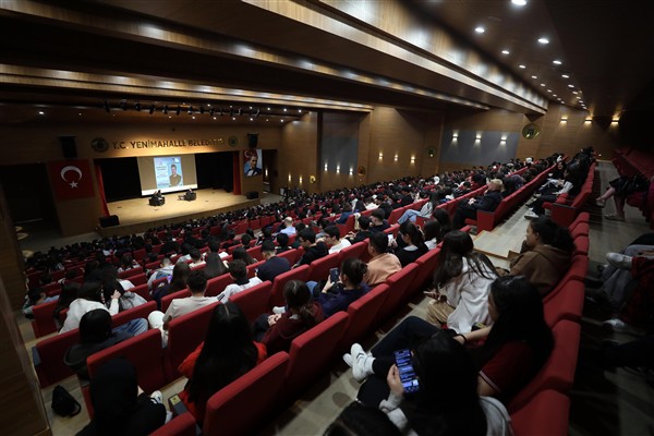 Yenimahalle’de düzenlenen Kariyer Günleri kapsamında gençler sanatçılarla buluşuyor