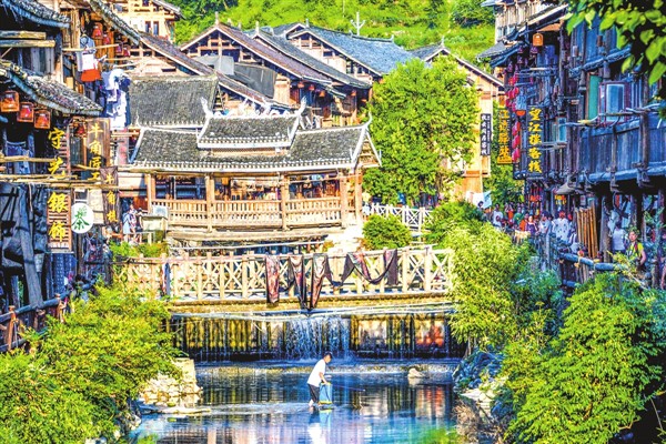 Dong etnik grubunun Büyük Şarkısı yankılanıyor