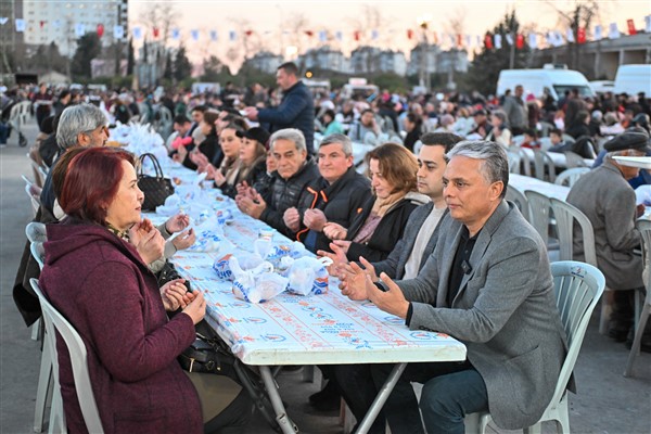 Muratpaşa’da ilk iftar sofrasında binler buluştu
