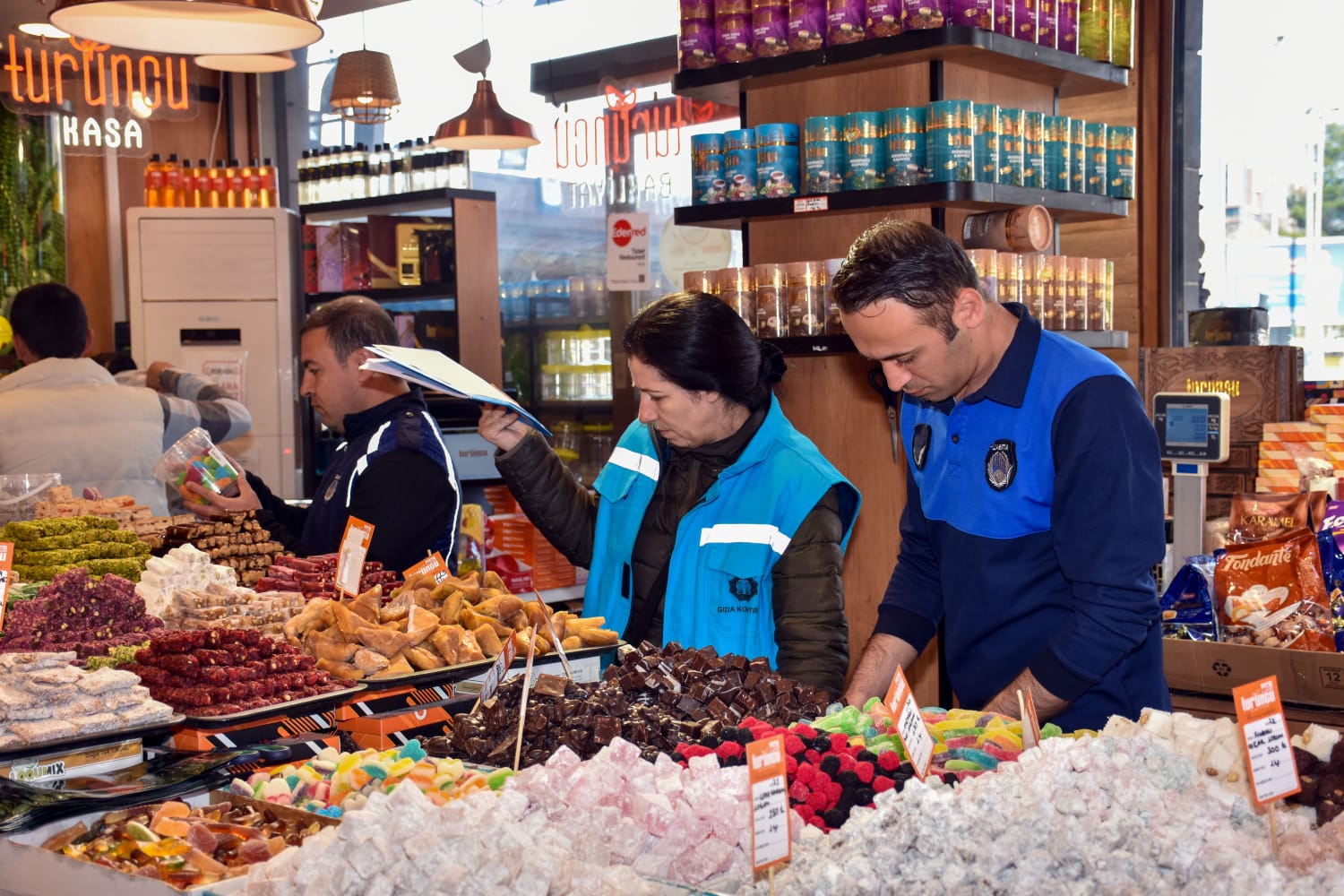 Diyarbakır Büyükşehir Belediyesi’nden tatlı ve şekerleme satan iş yerlerine denetim