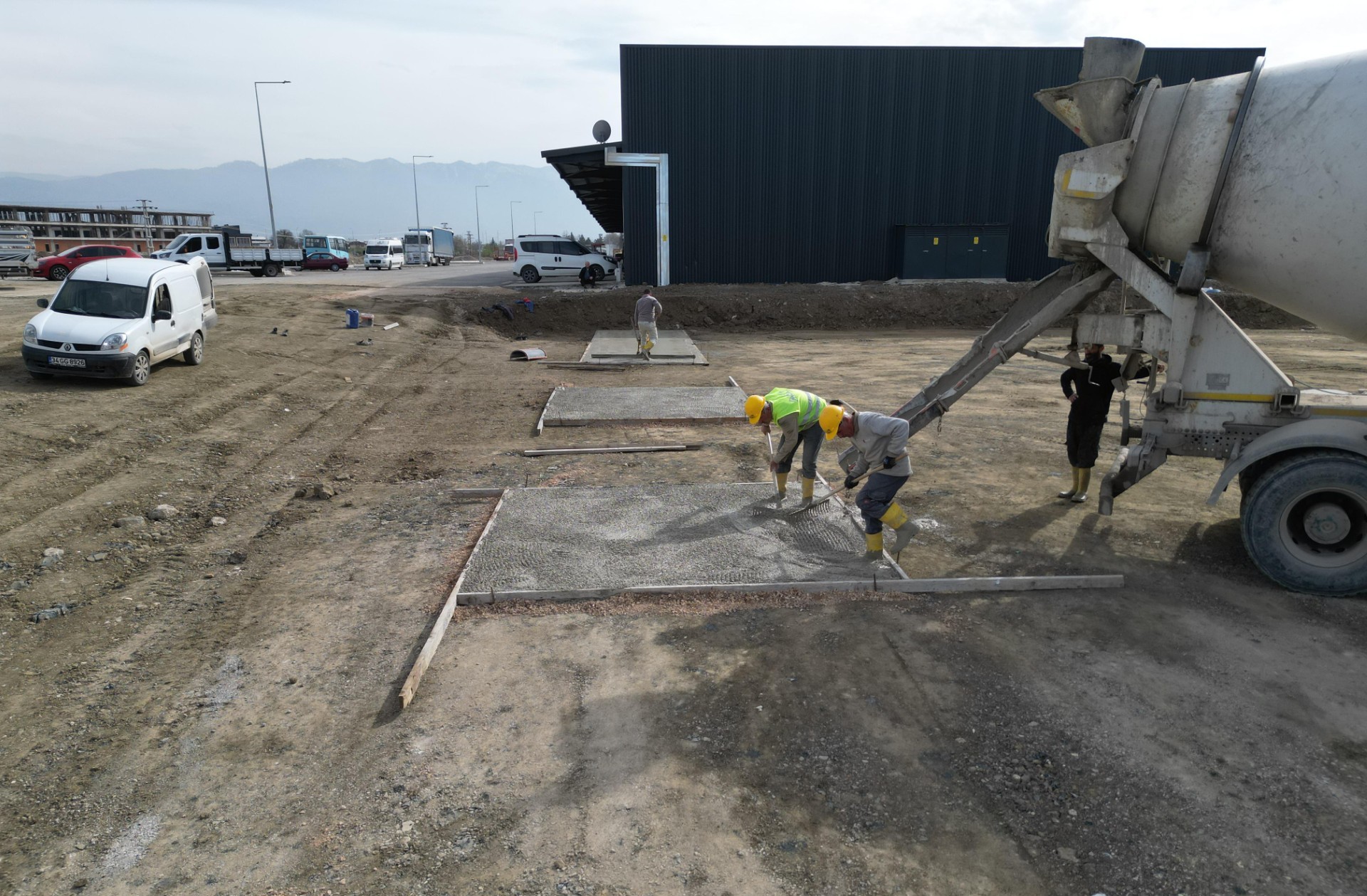 Düzce Belediyesi dükkan inşaatları ilerliyor