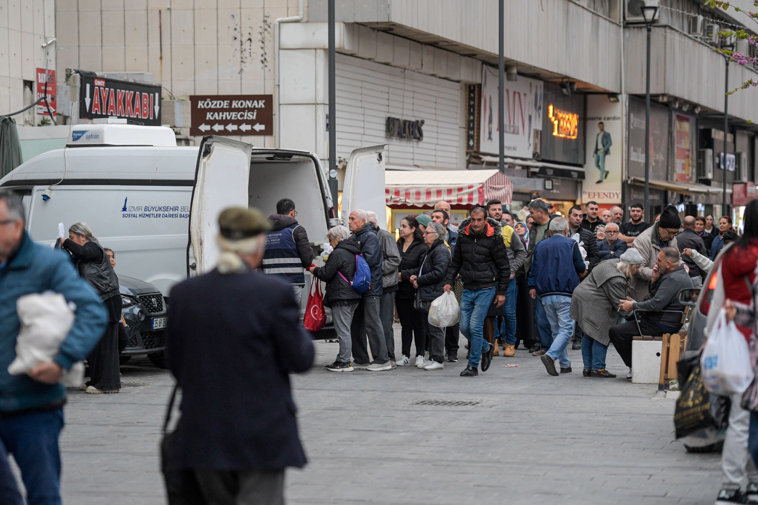 Konak’taki iftar buluşmasına izin çıkmadı, 4 bin kişilik yemek paket olarak dağıtıldı