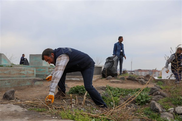 Diyarbakır’daki mezarlıklarda bayram öncesi temizlik