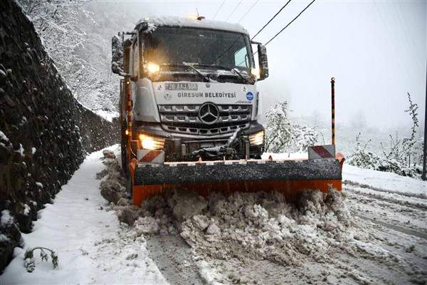 Giresun Belediyesi, kar küreme çalışmalarını sürdürüyor