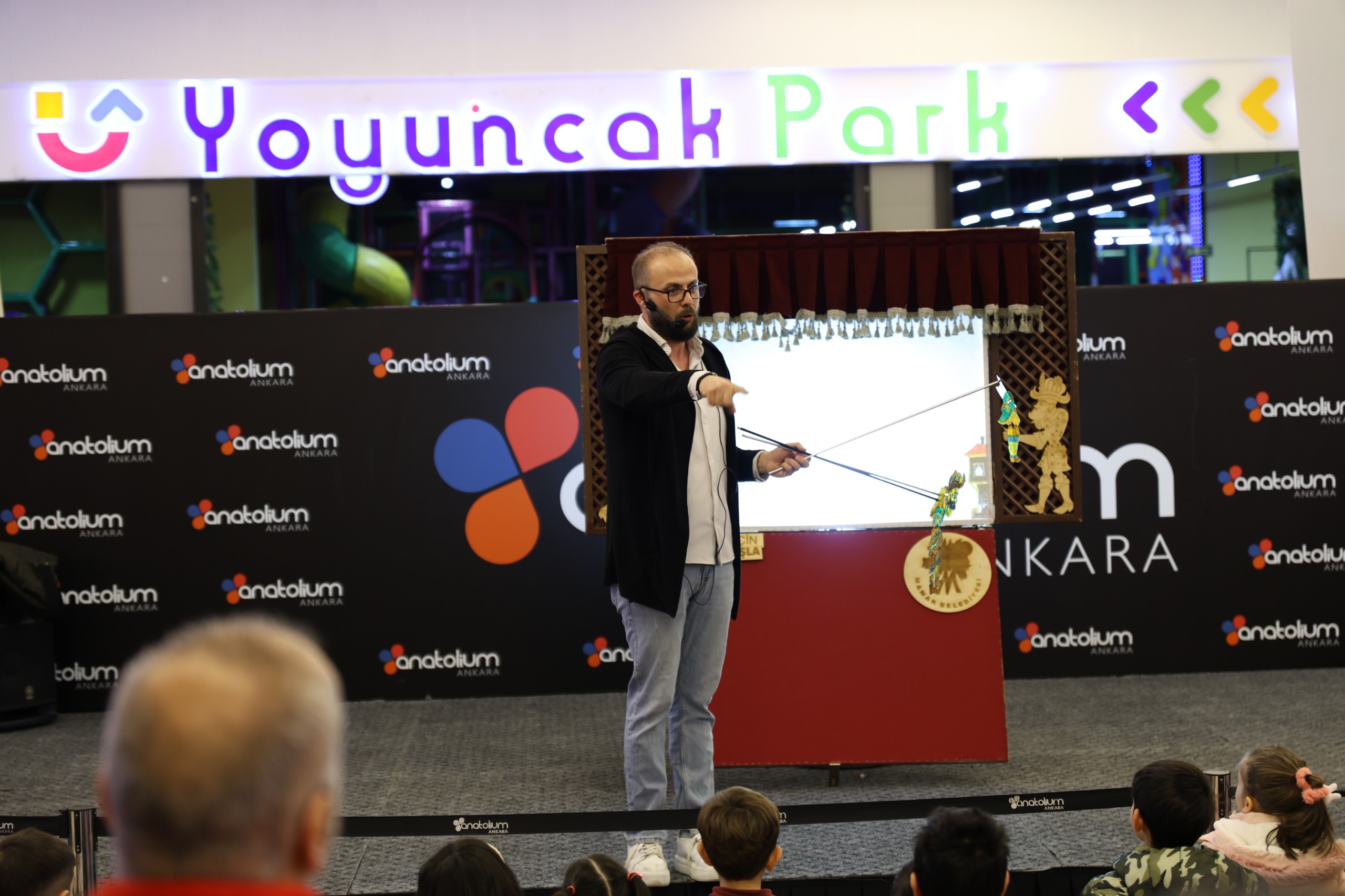 Mamak Belediyesi’nden çocuklara özel Hacivat-Karagöz oyunu