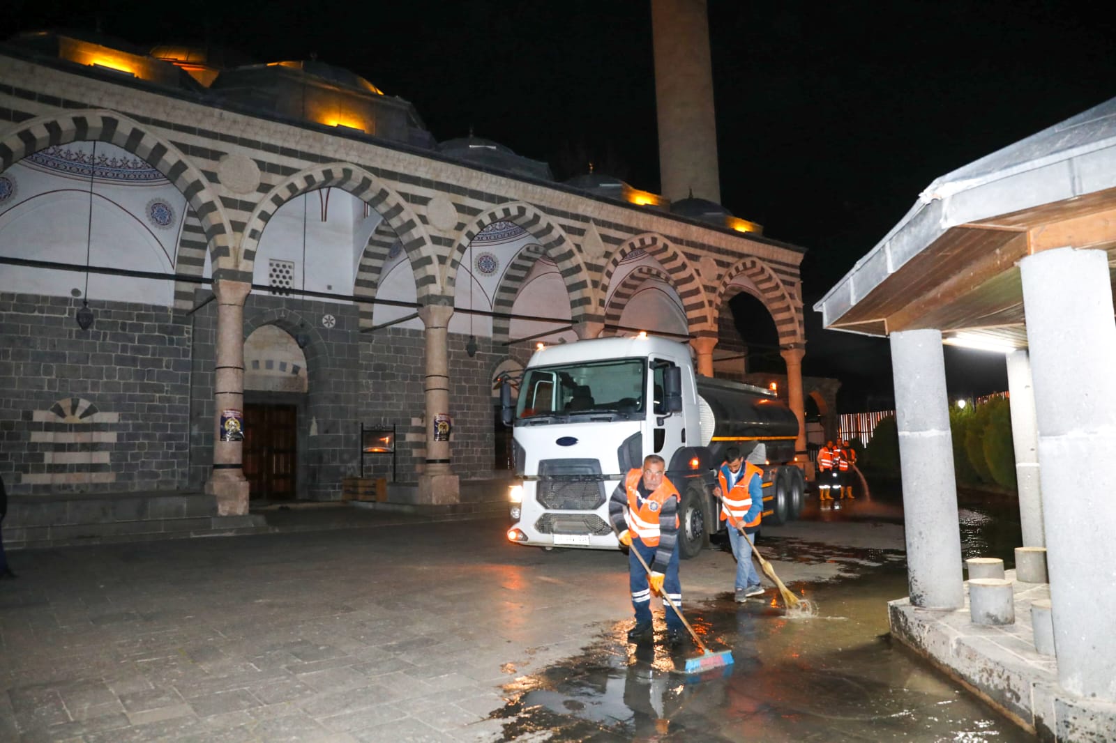 Diyarbakır Büyükşehir Belediyesi’nden ibadethanelerde temizlik çalışması