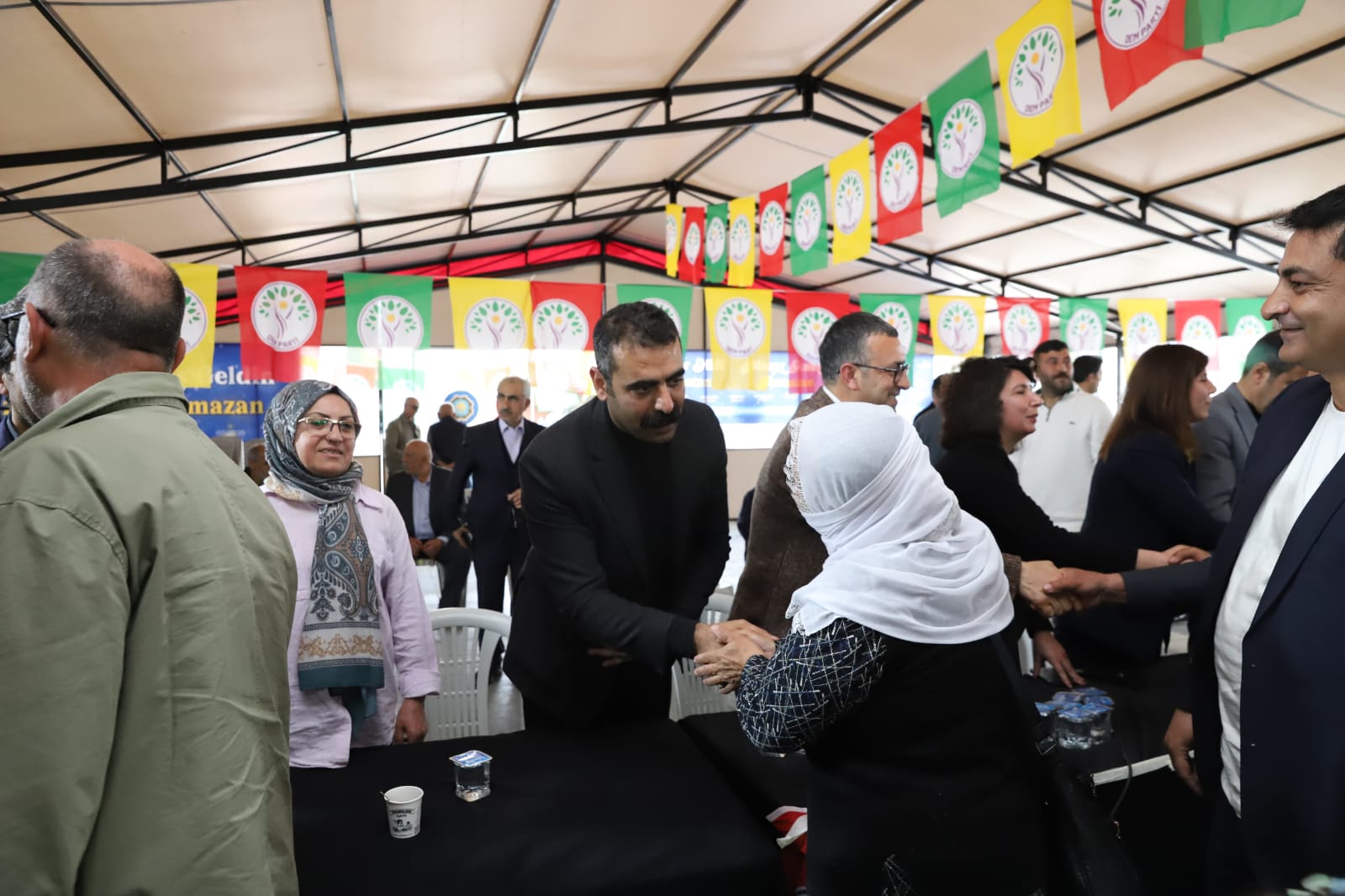 Eş Başkanlar Bucak ve Doğan, vatandaşlarla bayramlaştı