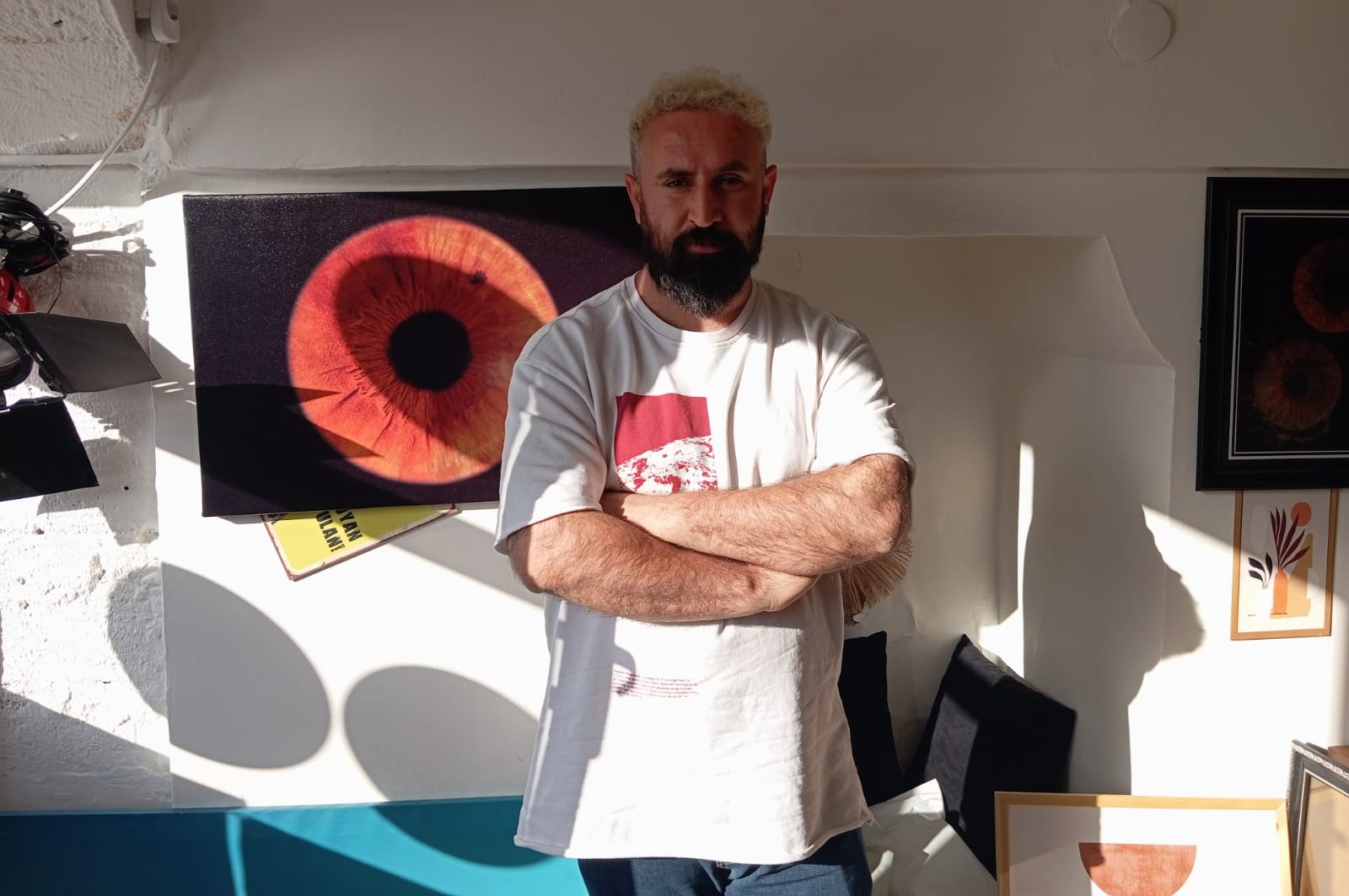 Diyarbakır’da sanatçı Kudat, göz bebeklerini sanat eserine dönüştürüyor