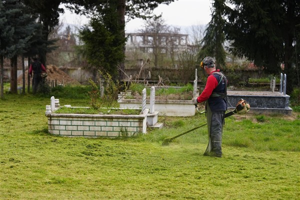 Düzce’de mezarlıklar temizleniyor