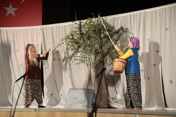 Edremit’te “Sarıkız” efsanesi müzikli tiyatro ile sahnelendi