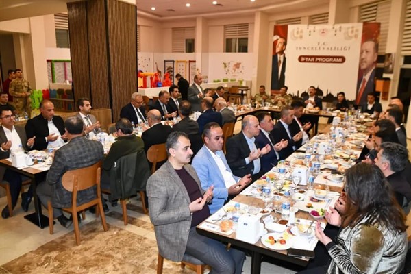 Tunceli Valisi Tekbıyıkoğlu, kurum müdürleriyle iftar yaptı
