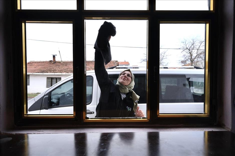 İnegöl Belediyesi’nden ihtiyaç sahibi yaşlıların evlerine temizlik hizmeti