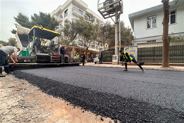 Bornova’da asfalt serimi gerçekleştirdi