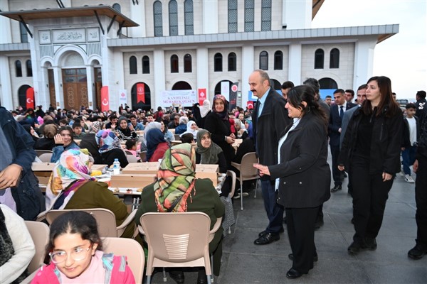 Batman Valisi Canalp, Kadir Gecesi iftar programına katıldı