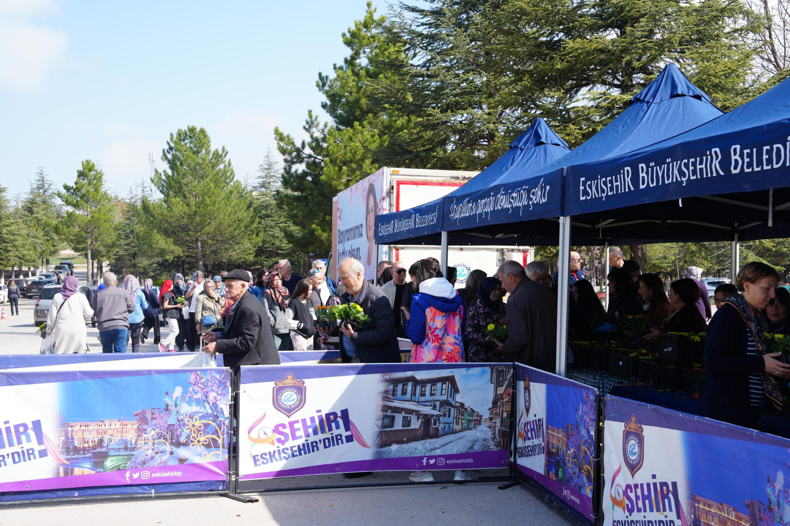 Eskişehir Büyükşehir Belediyesi, mezarlıklarda çiçek dağıttı