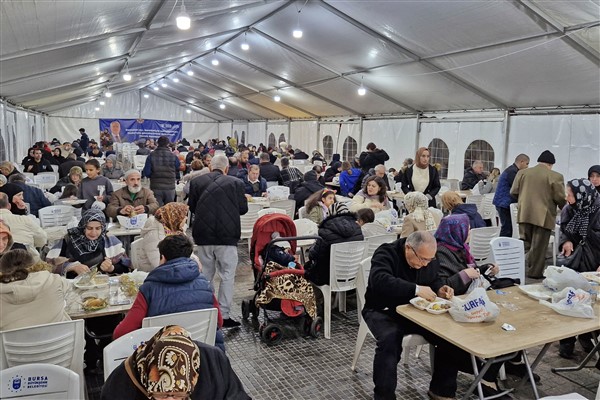Bursa’da kentin üç ayrı noktasında iftar sofraları kuruldu
