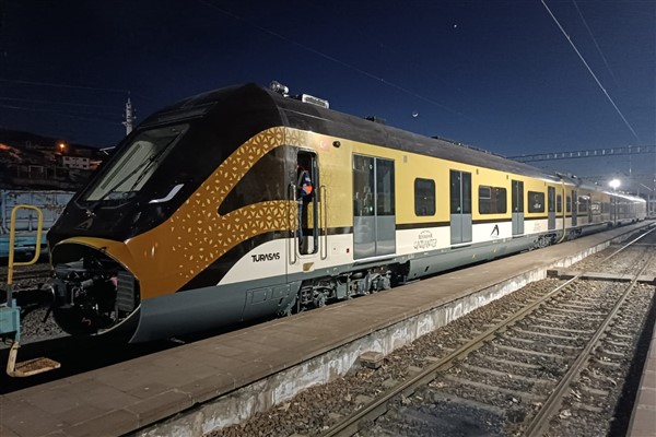 Gaziantep’in yerli ve milli motorlu elektrikli tren setleri yola çıktı