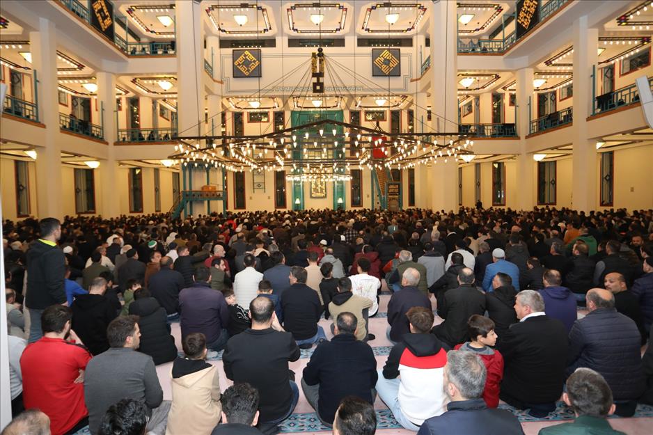 Kadir gecesinde Hafız Adem Bilgetay İnegöllülerle buluştu