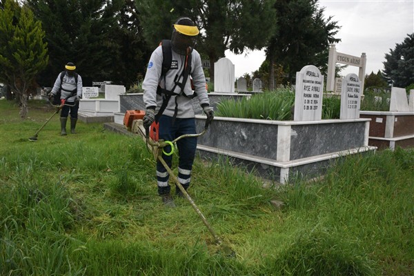 Bursa’da  mezarlıklarda temizlik ve bakım çalışmaları gerçekleştiriliyor