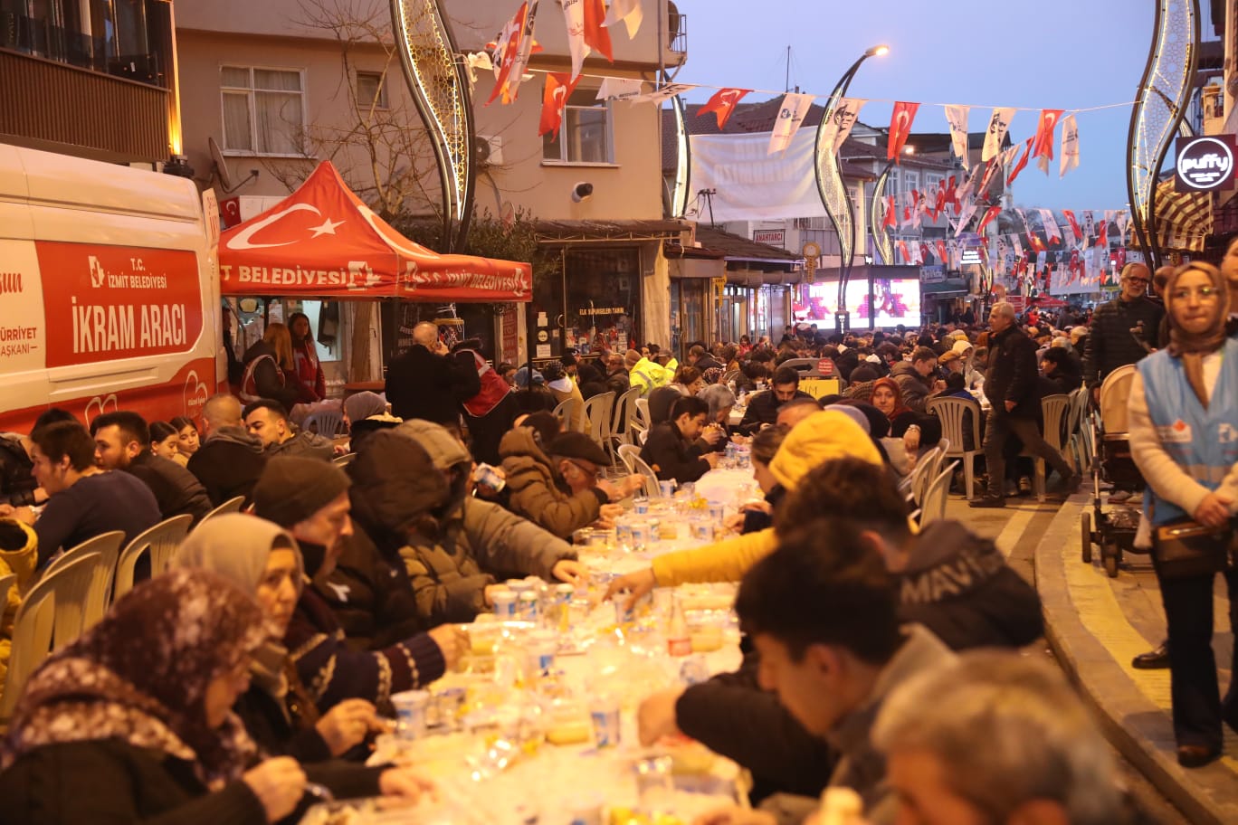 Başkan Hürriyet, halk iftarında Kuruçeşmelilerle bir araya geldi