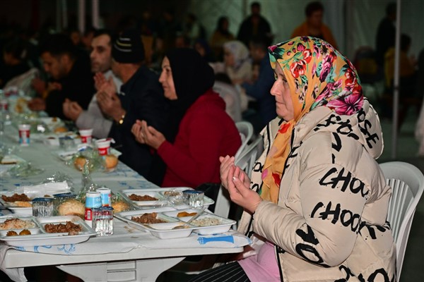 Manisa Büyükşehir Belediyesi, 4 bin kişiye iftar yemeği dağıttı