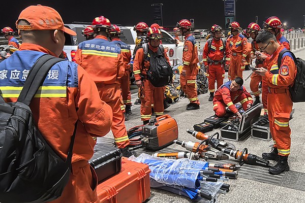 Çinli ekip, Myanmar’da enkaz altından bir kişiyi sağ kurtardı