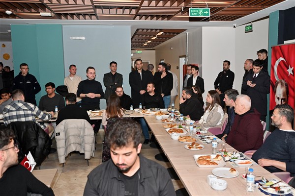 Başkan Bozbey, sahuru gençlerle yaptı